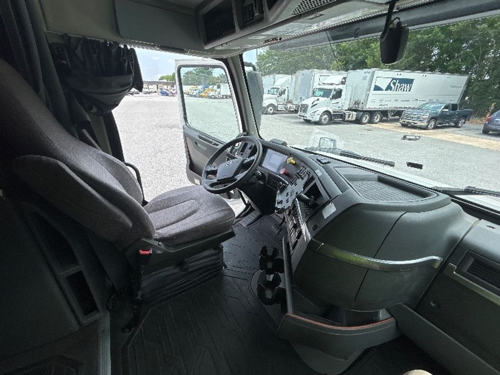Sleeper Tractor-Heavy Duty Tractors-Volvo-2021-VNL64760-Anderson-SC-485,020\n\t\tmiles-$ 69,000 - Image 15