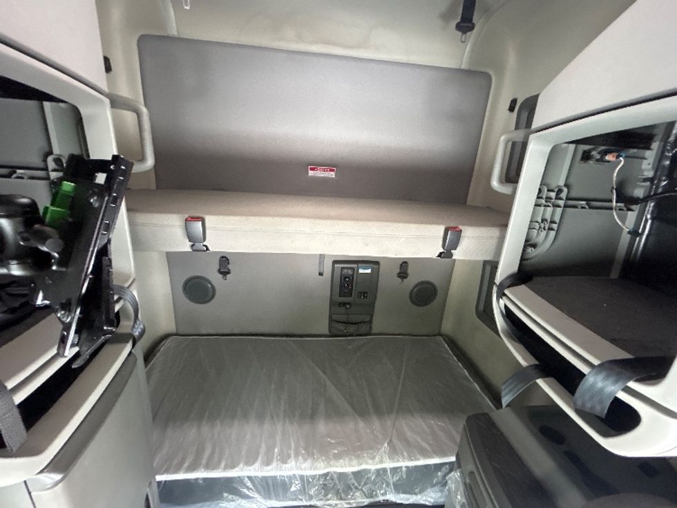 Sleeper Tractor-Heavy Duty Tractors-Volvo-2021-VNL64760-Anderson-SC-485,020\n\t\tmiles-$ 69,000 - Image 16