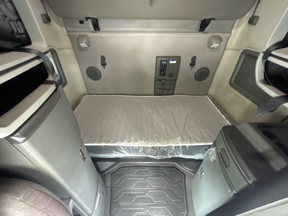 Sleeper Tractor-Heavy Duty Tractors-Volvo-2021-VNL64760-Anderson-SC-485,020\n\t\tmiles-$ 69,000 - Image 17