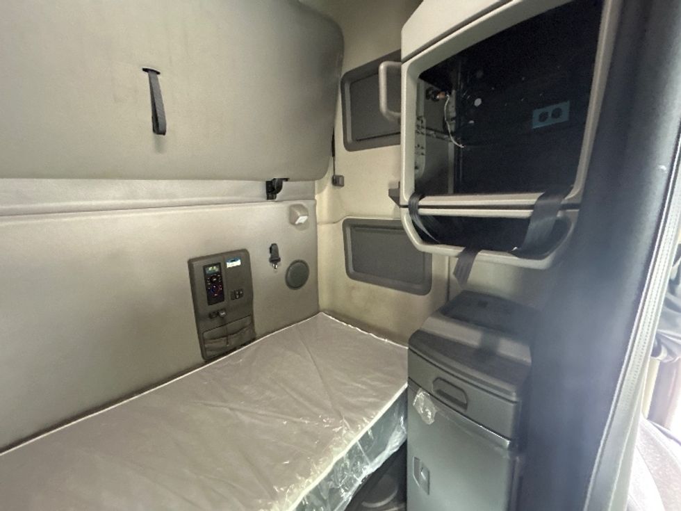 Sleeper Tractor-Heavy Duty Tractors-Volvo-2021-VNL64760-Anderson-SC-485,020\n\t\tmiles-$ 69,000 - Image 18