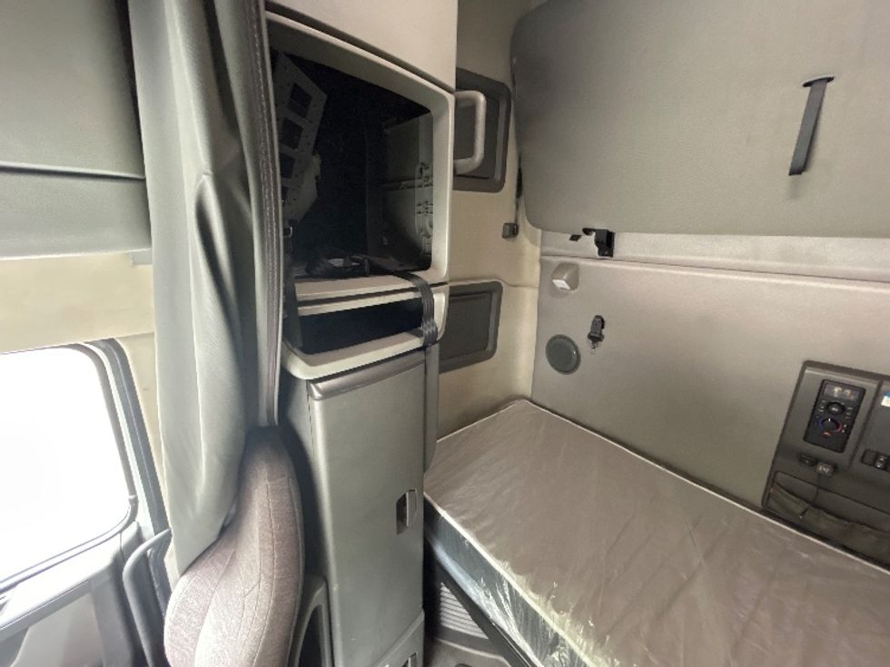 Sleeper Tractor-Heavy Duty Tractors-Volvo-2021-VNL64760-Anderson-SC-485,020\n\t\tmiles-$ 69,000 - Image 19