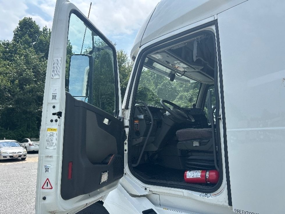 Sleeper Tractor-Heavy Duty Tractors-Volvo-2021-VNL64760-Anderson-SC-485,020\n\t\tmiles-$ 69,000 - Image 9