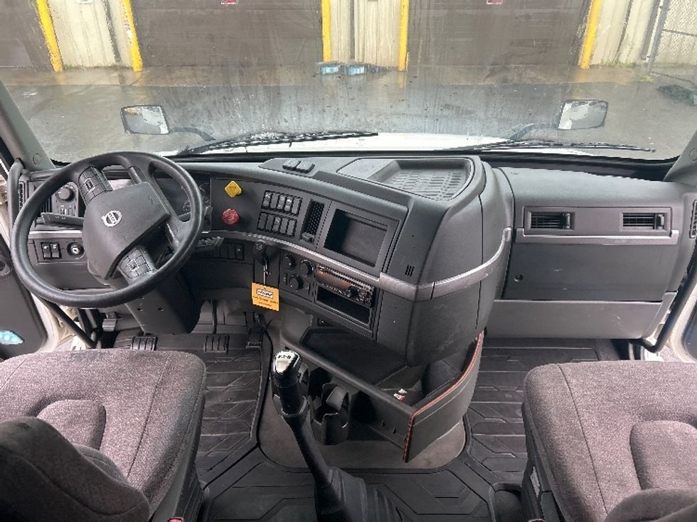 Sleeper Tractor-Heavy Duty Tractors-Volvo-2021-VNL64760-Asheville-NC-448,200\n\t\tmiles-$ 63,500 - Image 12