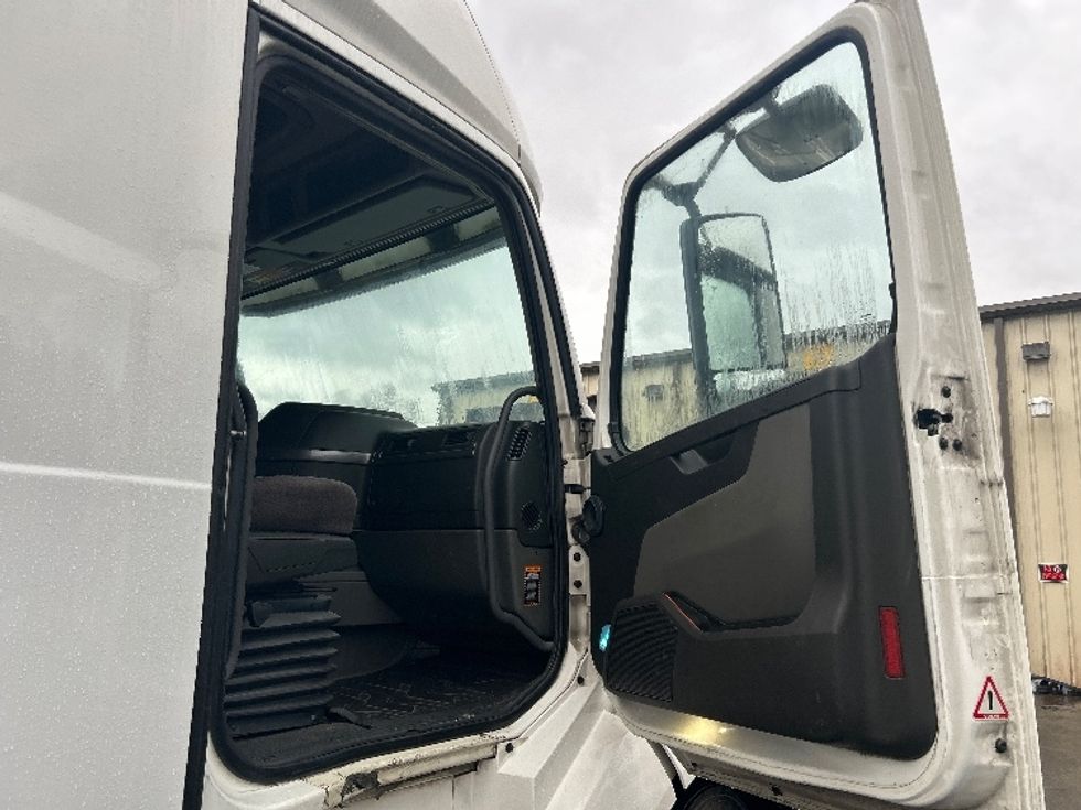 Sleeper Tractor-Heavy Duty Tractors-Volvo-2021-VNL64760-Asheville-NC-448,200\n\t\tmiles-$ 63,500 - Image 13