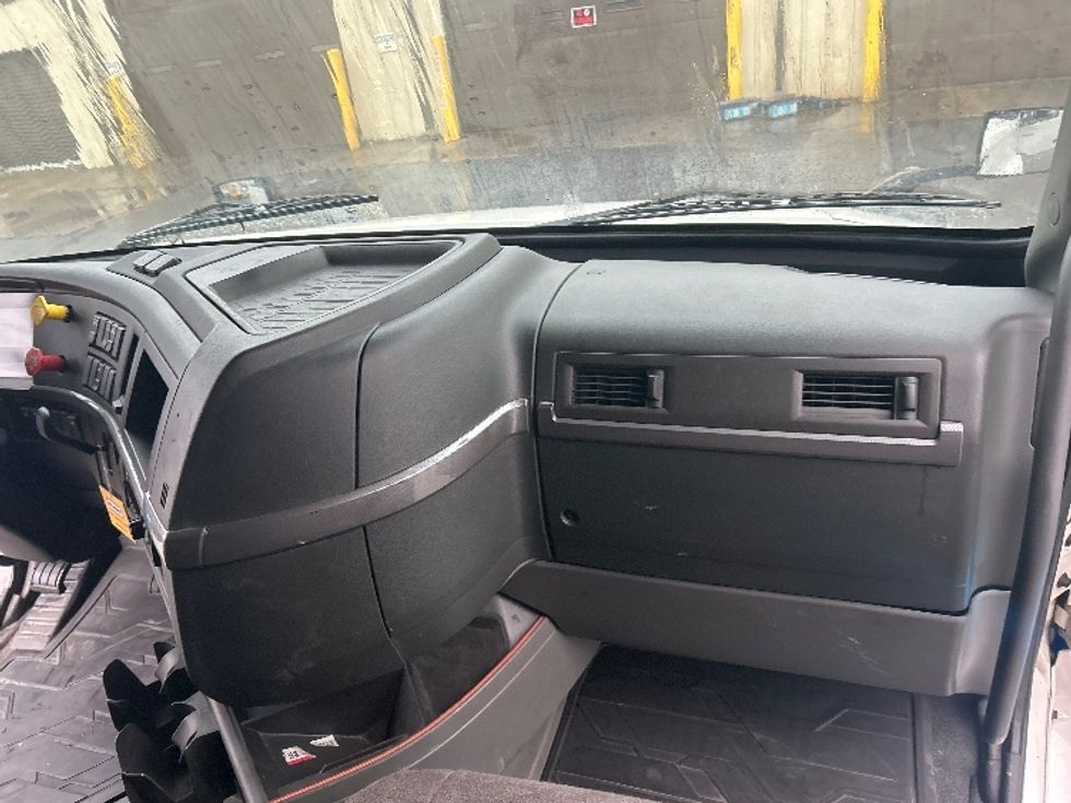 Sleeper Tractor-Heavy Duty Tractors-Volvo-2021-VNL64760-Asheville-NC-448,200\n\t\tmiles-$ 63,500 - Image 14