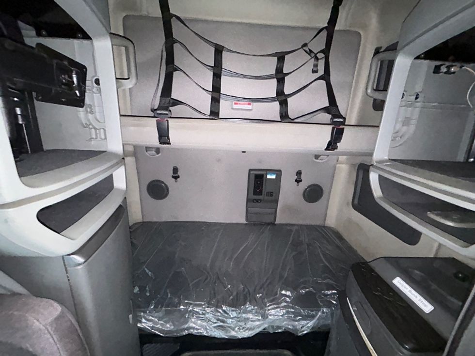 Sleeper Tractor-Heavy Duty Tractors-Volvo-2021-VNL64760-Asheville-NC-448,200\n\t\tmiles-$ 63,500 - Image 16