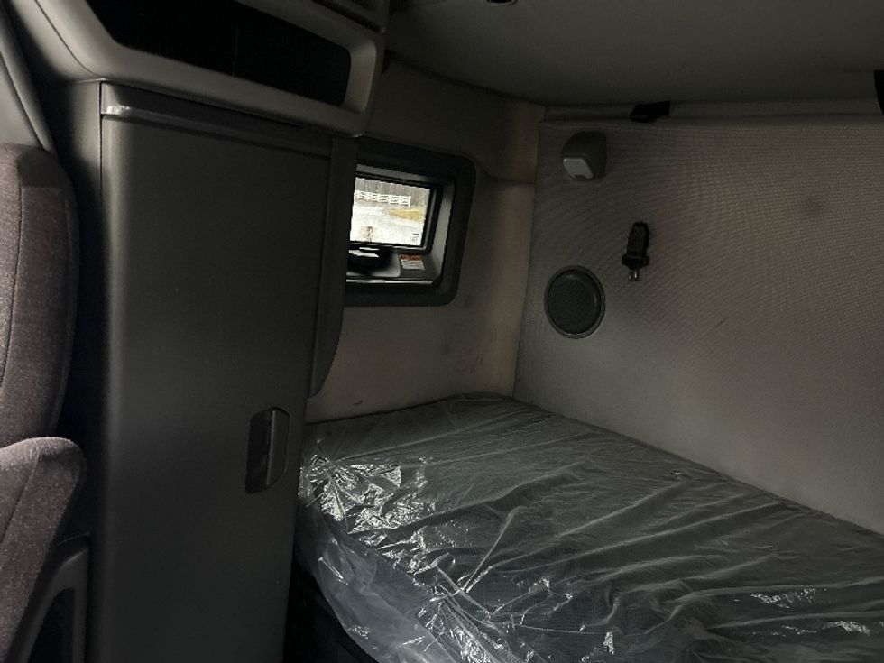 Sleeper Tractor-Heavy Duty Tractors-Volvo-2021-VNL64760-Asheville-NC-448,200\n\t\tmiles-$ 63,500 - Image 19