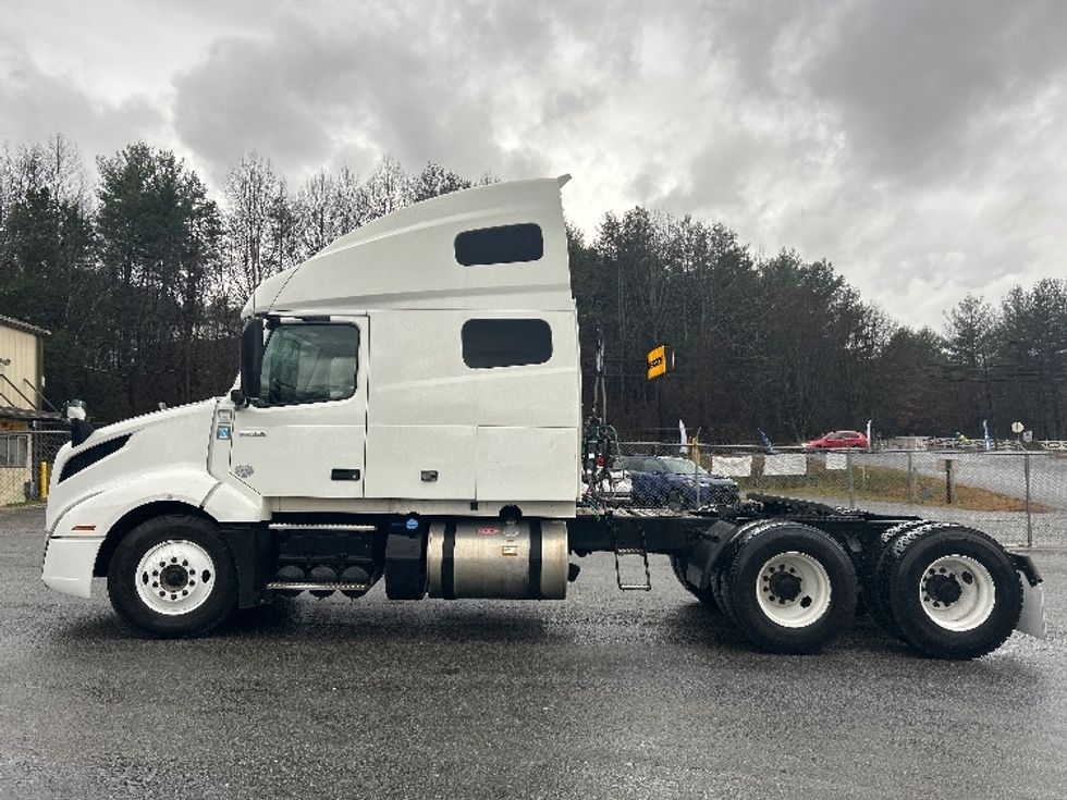 Sleeper Tractor-Heavy Duty Tractors-Volvo-2021-VNL64760-Asheville-NC-448,200\n\t\tmiles-$ 63,500 - Image 4