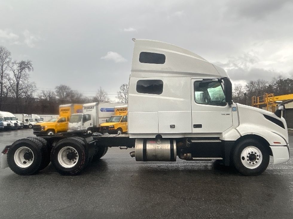 Sleeper Tractor-Heavy Duty Tractors-Volvo-2021-VNL64760-Asheville-NC-448,200\n\t\tmiles-$ 63,500 - Image 8