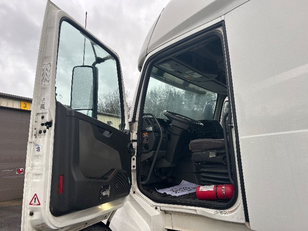 Sleeper Tractor-Heavy Duty Tractors-Volvo-2021-VNL64760-Asheville-NC-448,200\n\t\tmiles-$ 63,500 - Image 9