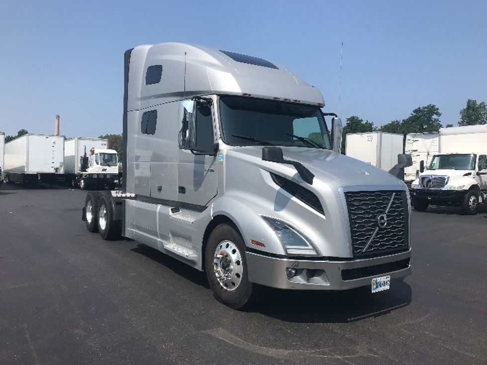 Sleeper Tractor-Heavy Duty Tractors-Volvo-2021-VNL64760-Bensalem-PA-495,279\n\t\tmiles-$ 70,000 - Image 1