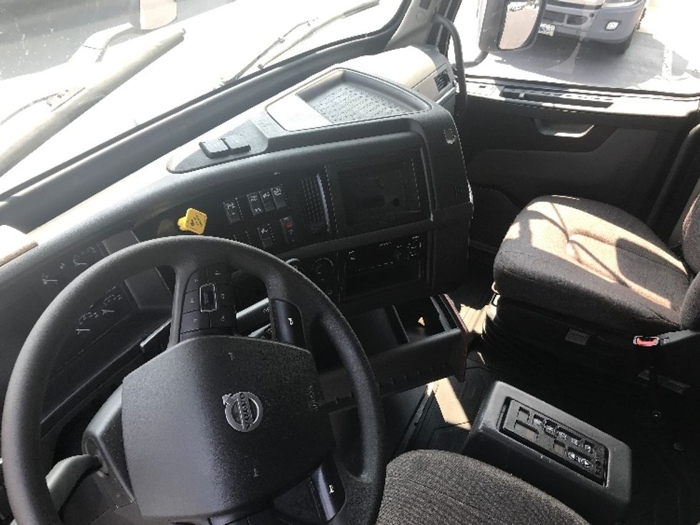 Sleeper Tractor-Heavy Duty Tractors-Volvo-2021-VNL64760-Bensalem-PA-495,279\n\t\tmiles-$ 70,000 - Image 10