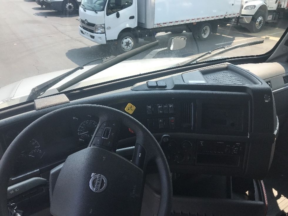 Sleeper Tractor-Heavy Duty Tractors-Volvo-2021-VNL64760-Bensalem-PA-495,279\n\t\tmiles-$ 70,000 - Image 11