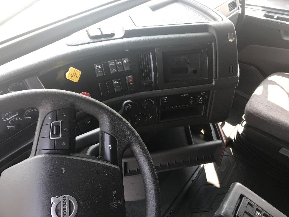 Sleeper Tractor-Heavy Duty Tractors-Volvo-2021-VNL64760-Bensalem-PA-495,279\n\t\tmiles-$ 70,000 - Image 12