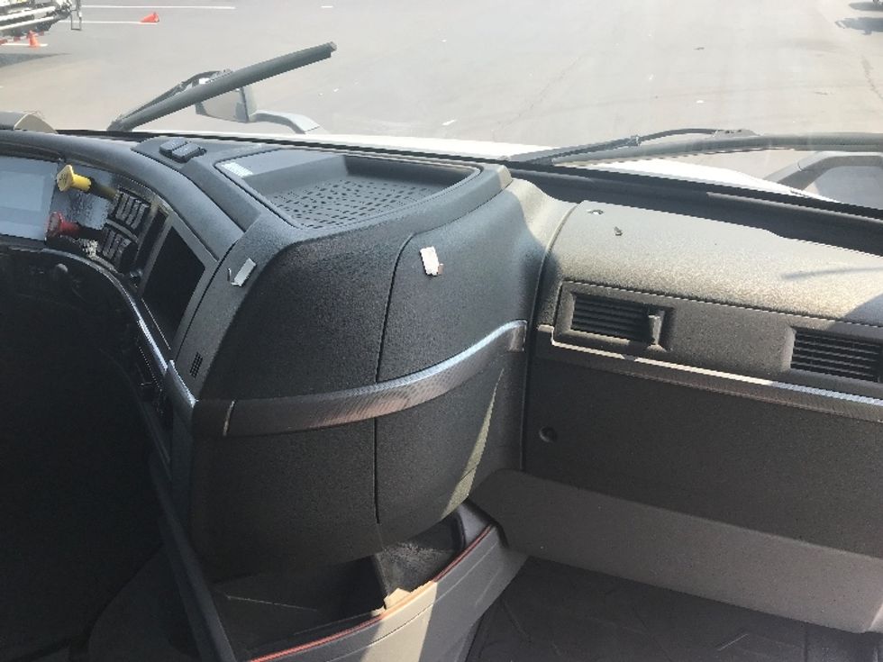 Sleeper Tractor-Heavy Duty Tractors-Volvo-2021-VNL64760-Bensalem-PA-495,279\n\t\tmiles-$ 70,000 - Image 14