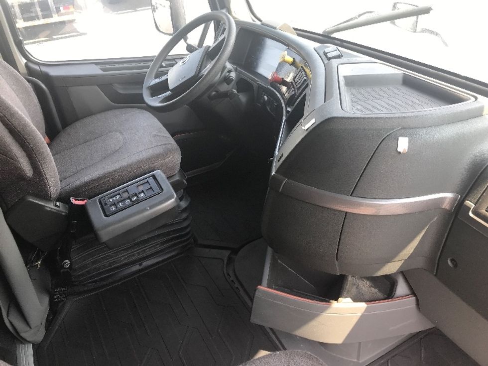 Sleeper Tractor-Heavy Duty Tractors-Volvo-2021-VNL64760-Bensalem-PA-495,279\n\t\tmiles-$ 70,000 - Image 15