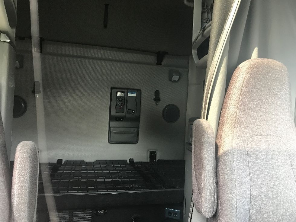 Sleeper Tractor-Heavy Duty Tractors-Volvo-2021-VNL64760-Bensalem-PA-495,279\n\t\tmiles-$ 70,000 - Image 16