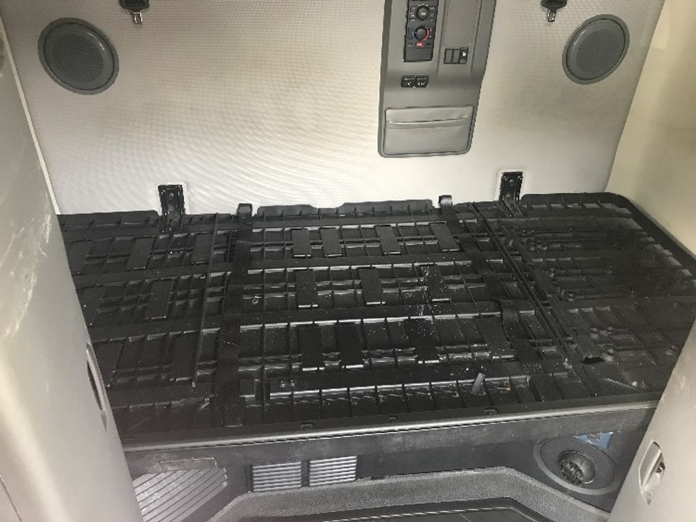 Sleeper Tractor-Heavy Duty Tractors-Volvo-2021-VNL64760-Bensalem-PA-495,279\n\t\tmiles-$ 70,000 - Image 17