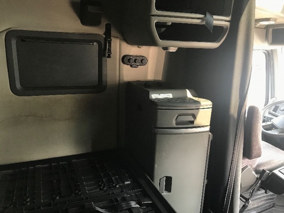 Sleeper Tractor-Heavy Duty Tractors-Volvo-2021-VNL64760-Bensalem-PA-495,279\n\t\tmiles-$ 70,000 - Image 18