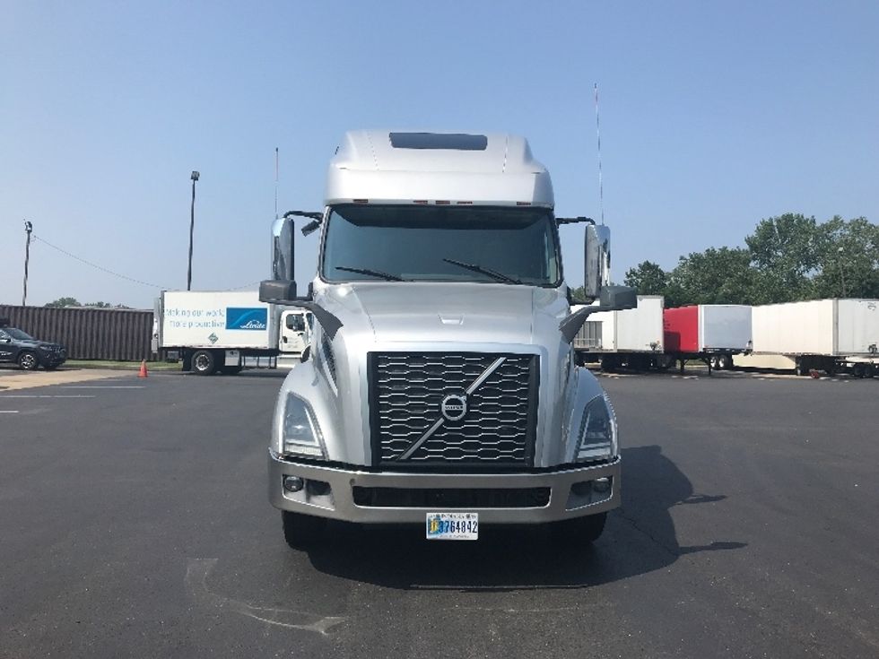 Sleeper Tractor-Heavy Duty Tractors-Volvo-2021-VNL64760-Bensalem-PA-495,279\n\t\tmiles-$ 70,000 - Image 2