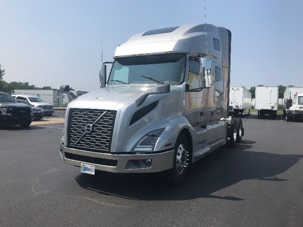 Sleeper Tractor-Heavy Duty Tractors-Volvo-2021-VNL64760-Bensalem-PA-495,279\n\t\tmiles-$ 70,000 - Image 3