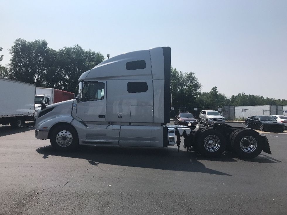 Sleeper Tractor-Heavy Duty Tractors-Volvo-2021-VNL64760-Bensalem-PA-495,279\n\t\tmiles-$ 70,000 - Image 4