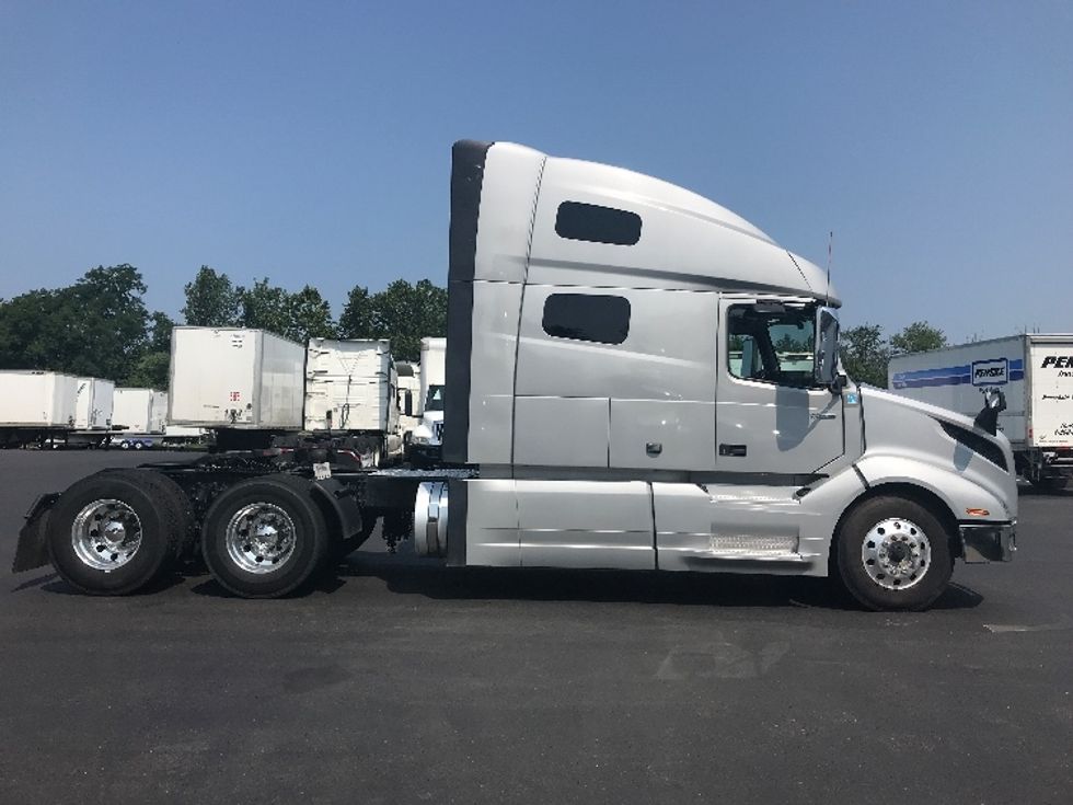 Sleeper Tractor-Heavy Duty Tractors-Volvo-2021-VNL64760-Bensalem-PA-495,279\n\t\tmiles-$ 70,000 - Image 8