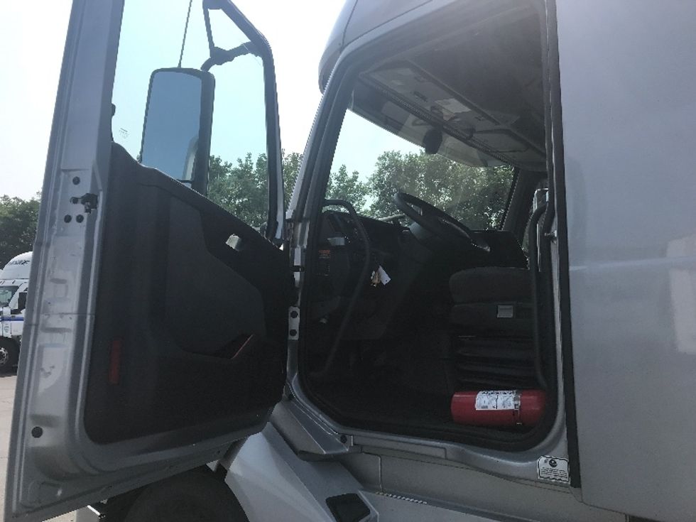 Sleeper Tractor-Heavy Duty Tractors-Volvo-2021-VNL64760-Bensalem-PA-495,279\n\t\tmiles-$ 70,000 - Image 9