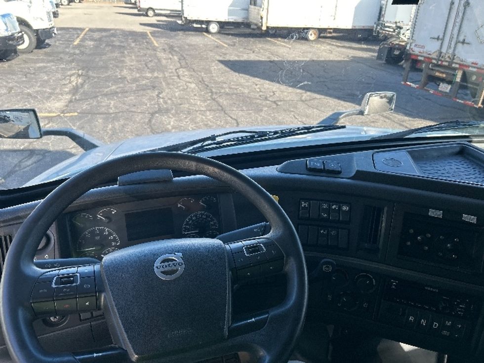 Sleeper Tractor-Heavy Duty Tractors-Volvo-2021-VNL64760-Braintree-MA-555,330\n\t\tmiles-$ 61,000 - Image 11