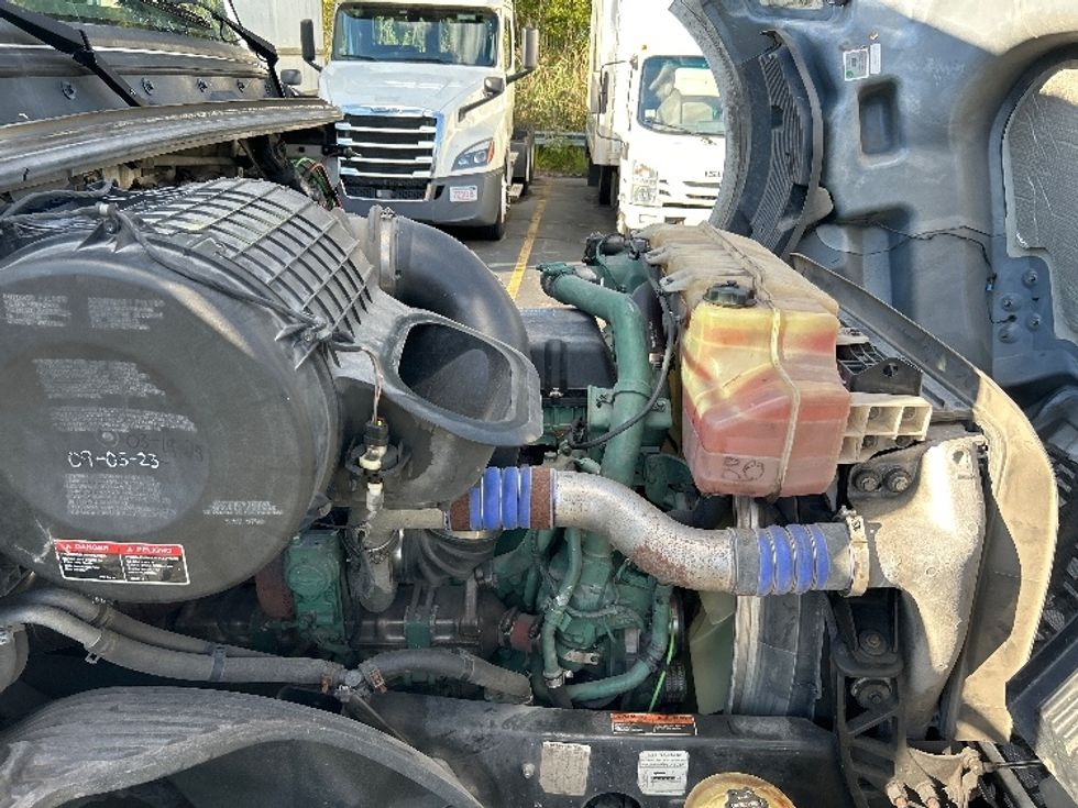 Sleeper Tractor-Heavy Duty Tractors-Volvo-2021-VNL64760-Braintree-MA-555,330\n\t\tmiles-$ 61,000 - Image 17
