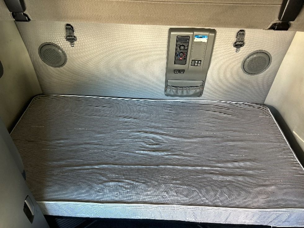 Sleeper Tractor-Heavy Duty Tractors-Volvo-2021-VNL64760-Braintree-MA-555,330\n\t\tmiles-$ 61,000 - Image 18