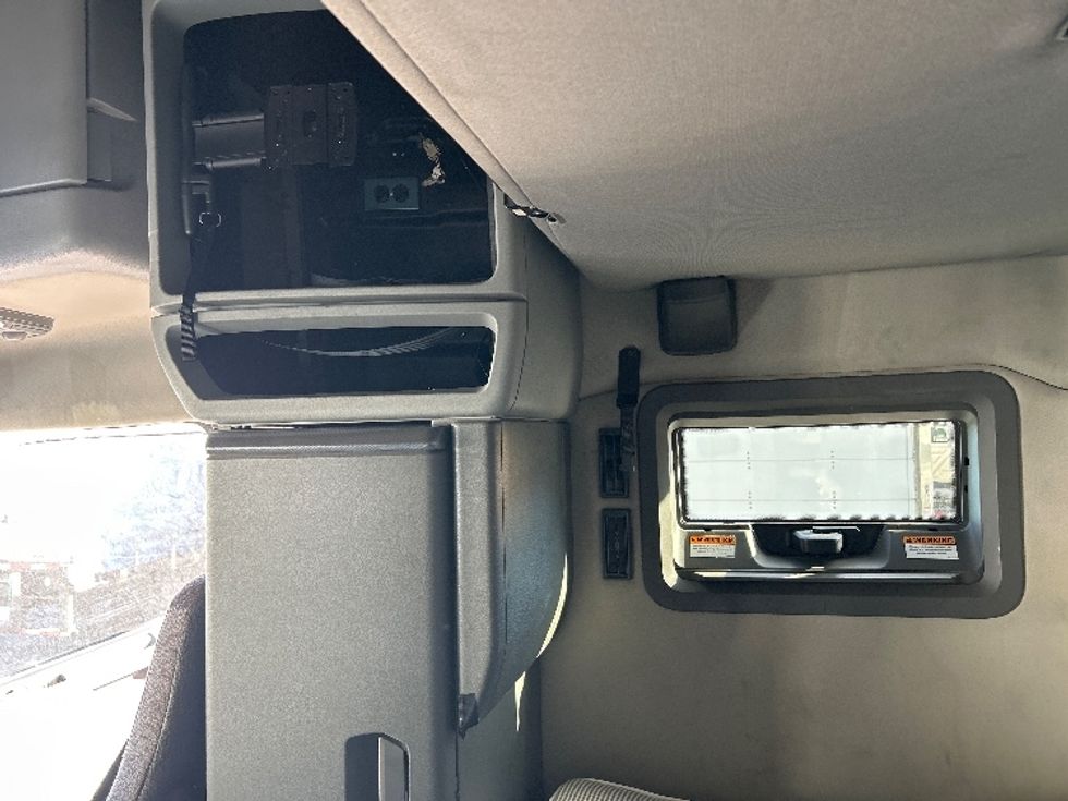 Sleeper Tractor-Heavy Duty Tractors-Volvo-2021-VNL64760-Braintree-MA-555,330\n\t\tmiles-$ 61,000 - Image 20