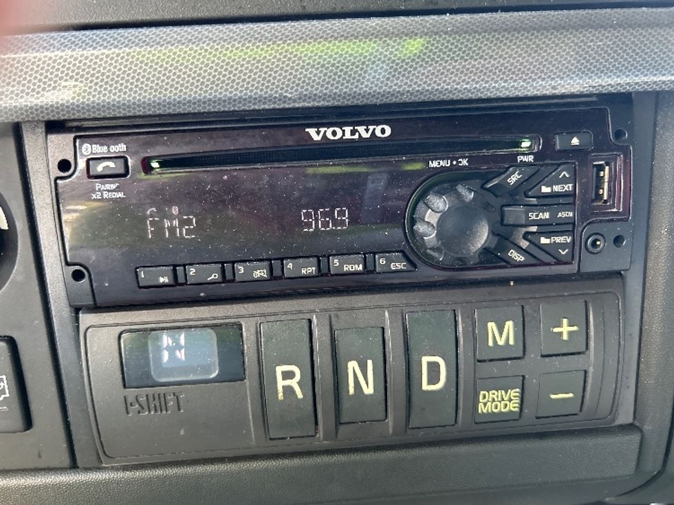 Sleeper Tractor-Heavy Duty Tractors-Volvo-2021-VNL64760-Braintree-MA-555,330\n\t\tmiles-$ 61,000 - Image 23