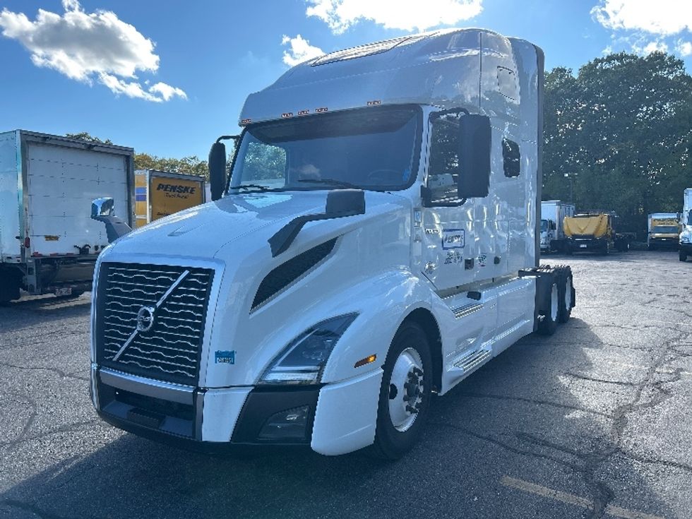 Sleeper Tractor-Heavy Duty Tractors-Volvo-2021-VNL64760-Braintree-MA-555,330\n\t\tmiles-$ 61,000 - Image 3