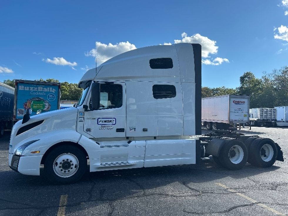 Sleeper Tractor-Heavy Duty Tractors-Volvo-2021-VNL64760-Braintree-MA-555,330\n\t\tmiles-$ 61,000 - Image 4