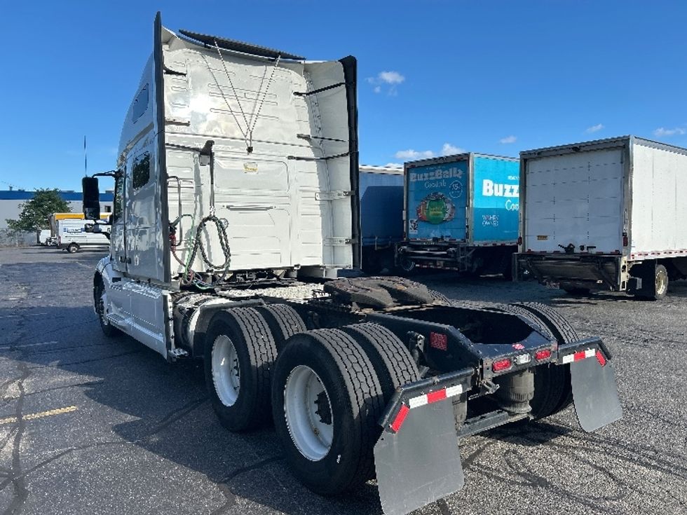 Sleeper Tractor-Heavy Duty Tractors-Volvo-2021-VNL64760-Braintree-MA-555,330\n\t\tmiles-$ 61,000 - Image 5