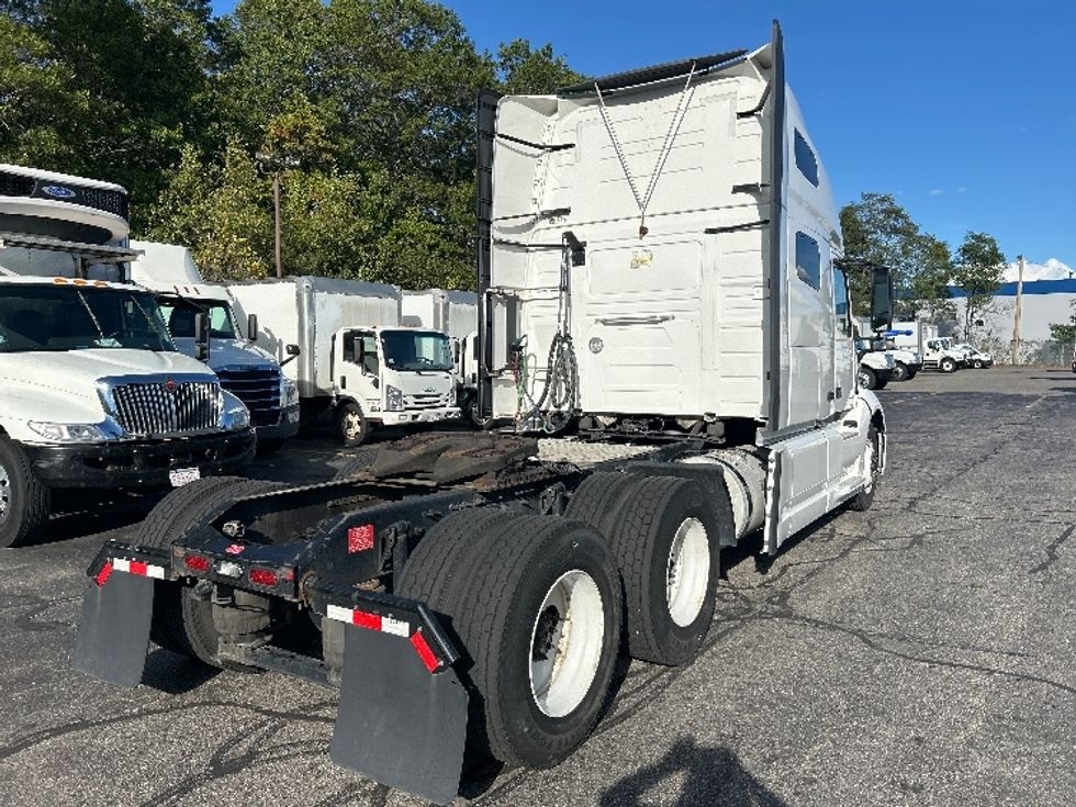 Sleeper Tractor-Heavy Duty Tractors-Volvo-2021-VNL64760-Braintree-MA-555,330\n\t\tmiles-$ 61,000 - Image 7