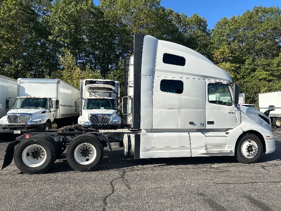 Sleeper Tractor-Heavy Duty Tractors-Volvo-2021-VNL64760-Braintree-MA-555,330\n\t\tmiles-$ 61,000 - Image 8