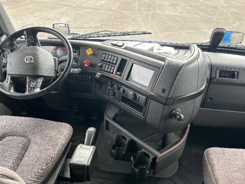 Sleeper Tractor-Heavy Duty Tractors-Volvo-2021-VNL64760-Brooklyn Park-MN-689,239\n\t\tmiles-$ 47,500 - Image 12