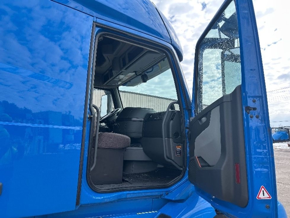 Sleeper Tractor-Heavy Duty Tractors-Volvo-2021-VNL64760-Brooklyn Park-MN-689,239\n\t\tmiles-$ 47,500 - Image 13