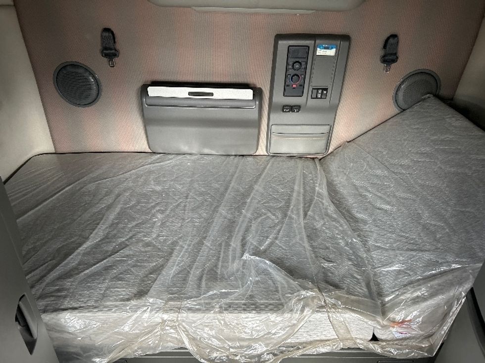 Sleeper Tractor-Heavy Duty Tractors-Volvo-2021-VNL64760-Brooklyn Park-MN-689,239\n\t\tmiles-$ 47,500 - Image 17