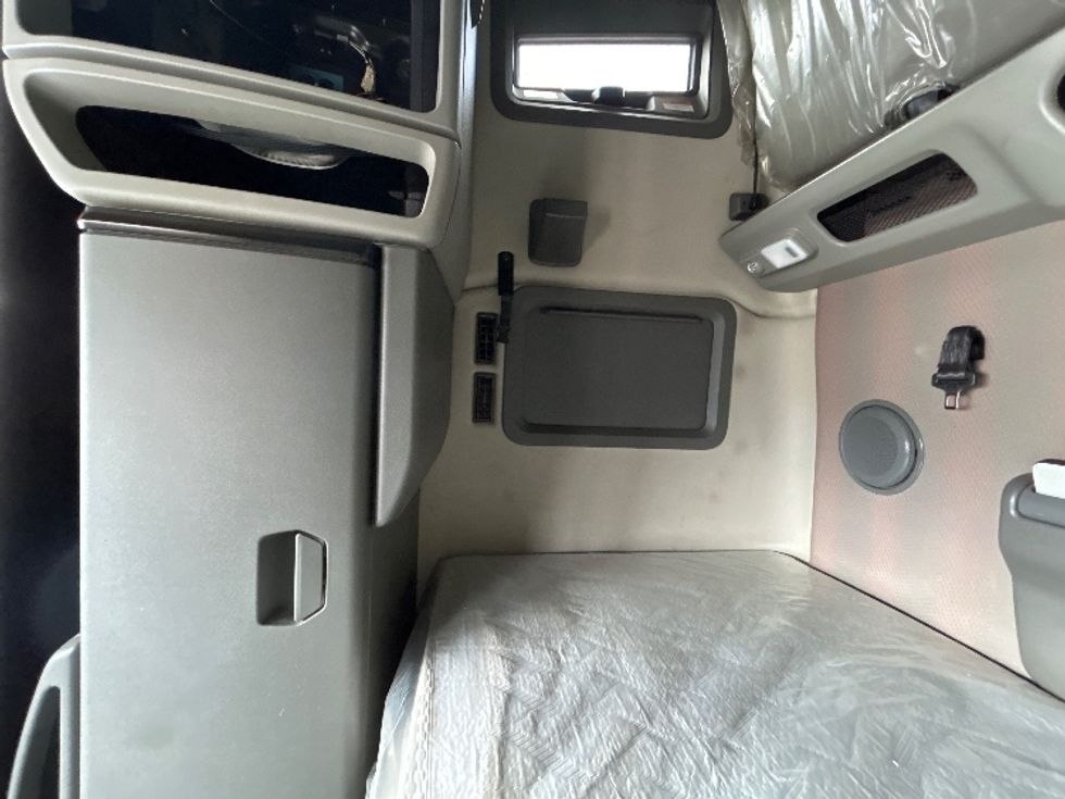 Sleeper Tractor-Heavy Duty Tractors-Volvo-2021-VNL64760-Brooklyn Park-MN-689,239\n\t\tmiles-$ 47,500 - Image 19