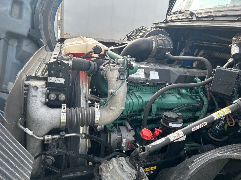 Sleeper Tractor-Heavy Duty Tractors-Volvo-2021-VNL64760-Brooklyn Park-MN-689,239\n\t\tmiles-$ 47,500 - Image 21
