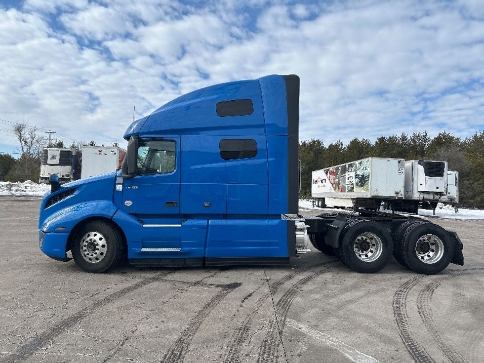 Sleeper Tractor-Heavy Duty Tractors-Volvo-2021-VNL64760-Brooklyn Park-MN-689,239\n\t\tmiles-$ 47,500 - Image 4
