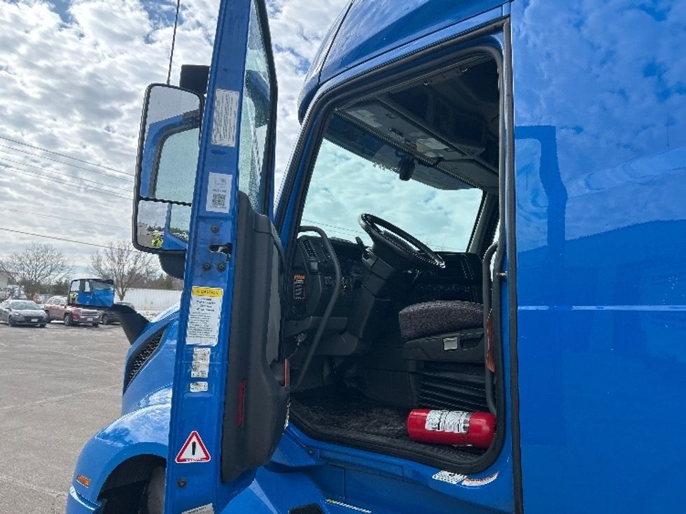 Sleeper Tractor-Heavy Duty Tractors-Volvo-2021-VNL64760-Brooklyn Park-MN-689,239\n\t\tmiles-$ 47,500 - Image 9