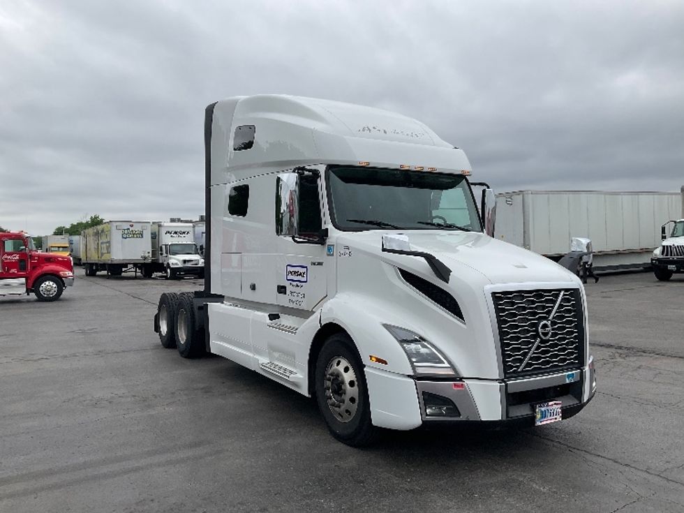 Sleeper Tractor-Heavy Duty Tractors-Volvo-2021-VNL64760-Byron Center-MI-458,226\n\t\tmiles-$ 72,250 - Image 1