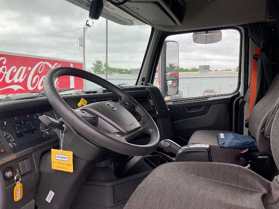 Sleeper Tractor-Heavy Duty Tractors-Volvo-2021-VNL64760-Byron Center-MI-458,226\n\t\tmiles-$ 72,250 - Image 10