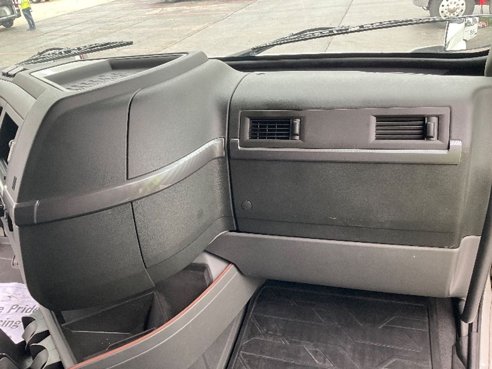 Sleeper Tractor-Heavy Duty Tractors-Volvo-2021-VNL64760-Byron Center-MI-458,226\n\t\tmiles-$ 72,250 - Image 14