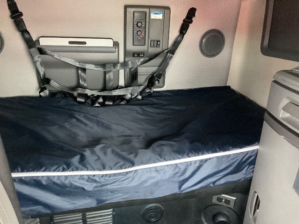 Sleeper Tractor-Heavy Duty Tractors-Volvo-2021-VNL64760-Byron Center-MI-458,226\n\t\tmiles-$ 72,250 - Image 16