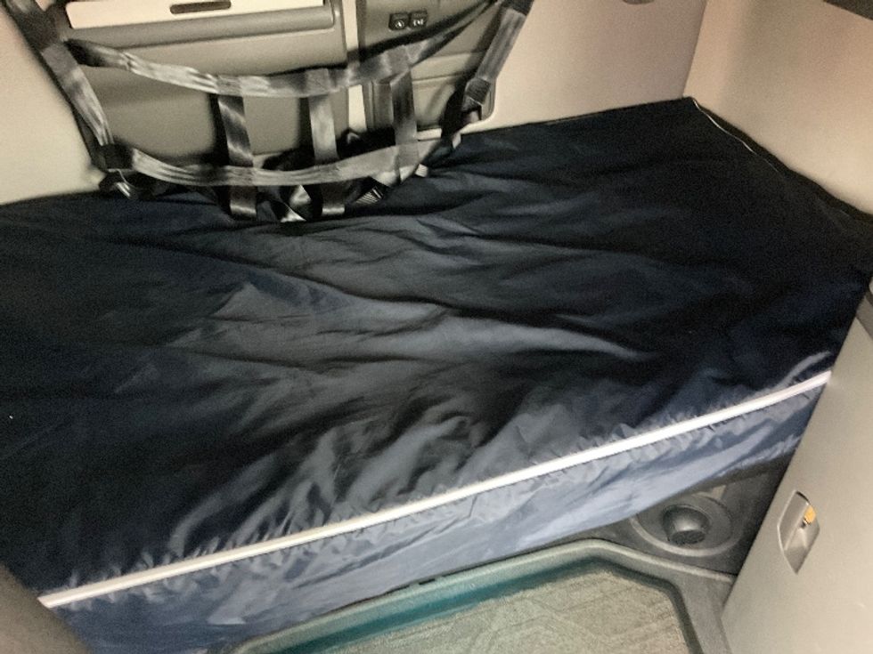 Sleeper Tractor-Heavy Duty Tractors-Volvo-2021-VNL64760-Byron Center-MI-458,226\n\t\tmiles-$ 72,250 - Image 17